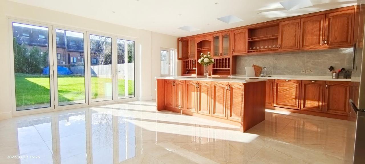 Marigold Villa Harrow Bagian luar foto